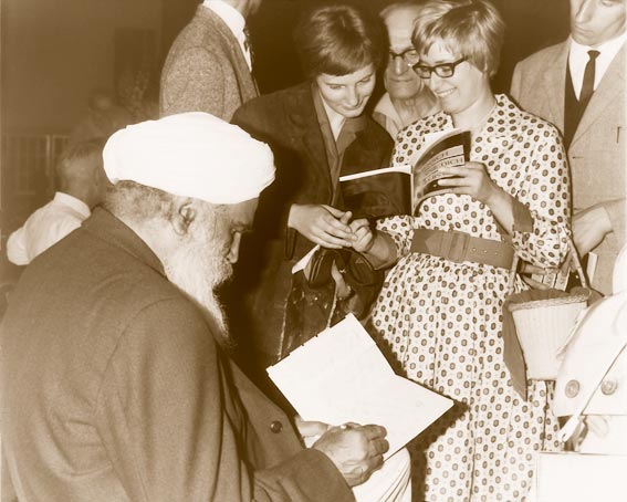 Sant Kirpal Singh signing His pamphlet "Man! Know Thyself", Berlin 1963